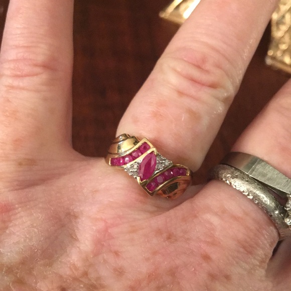 10k Gold diamond & Ruby ring w/appraisal - Picture 4 of 11